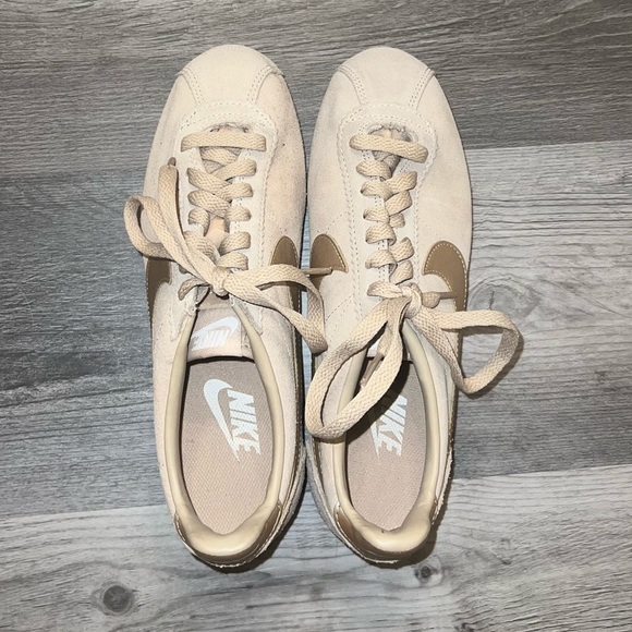 Women’s Nike sneaker - Picture 2 of 9